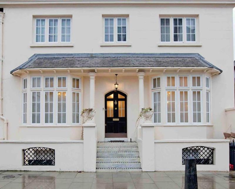 Beautiful Iconic 4 Bedroom House by Regents Park — комфортный отель в Лондоне