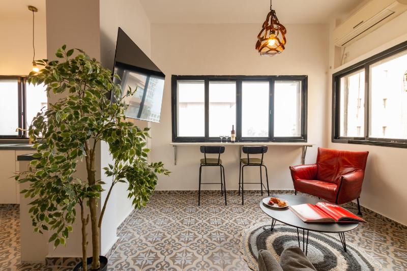 Цены на O&O Group-Kerem Hateimanim Prime Loc 2 BR On The Beach в Тель-Авиве