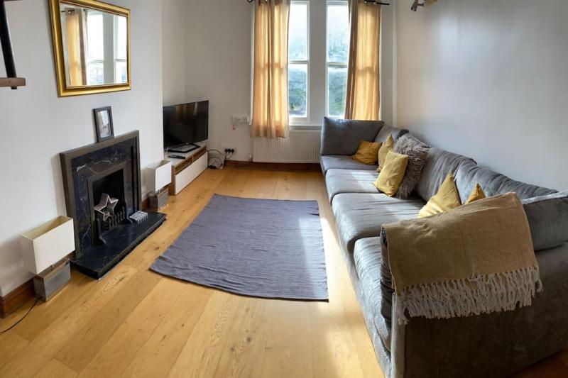 3 Double bedroomed flat, Acton. London, UK — комфортный отель в Лондоне