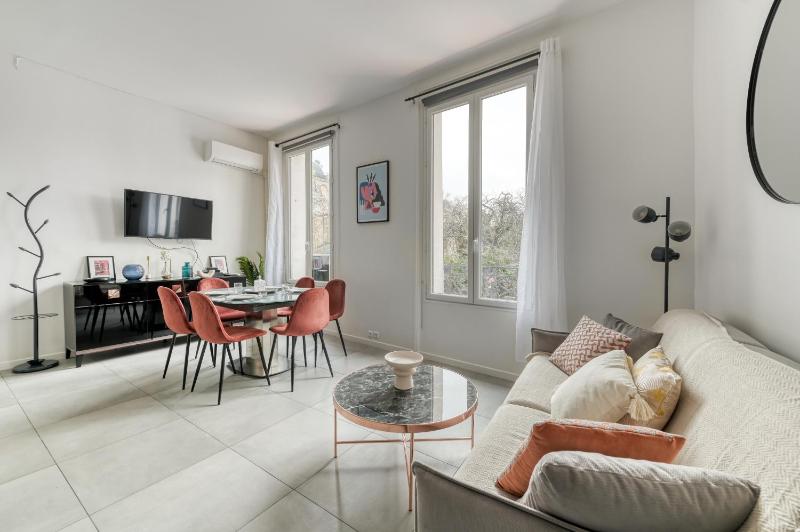Centric nice apartment 2 steps Le Marais -Republic — забронировать отель в Париже