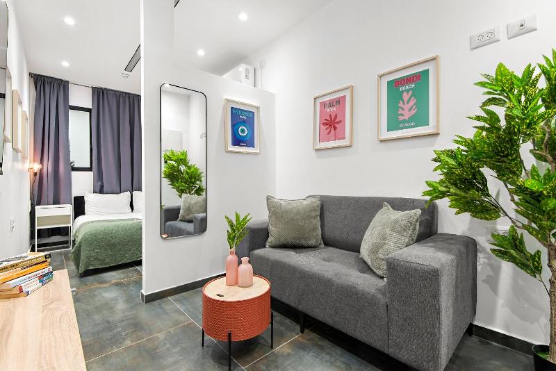 Renovated apt on Frishman beach with Bomb Shelter M8 — забронировать отель в Тель-Авиве