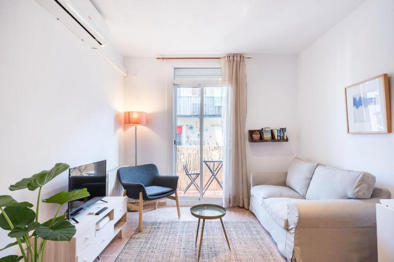 Цены на Cozy Apt with charm and exquisite natural light в Барселоне
