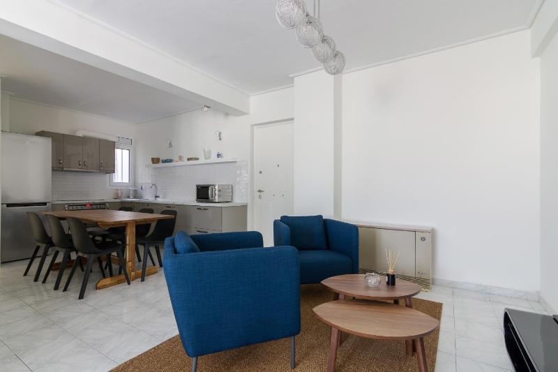 Breathtaking Acropolis View from an Elegant 3BR APT — отель в Афины, Греция
