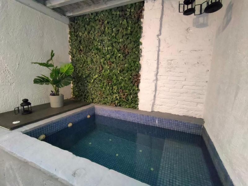 Pequeno Alojamiento con Mini Piscina - NO climatizada — комфортный отель в Валенсии