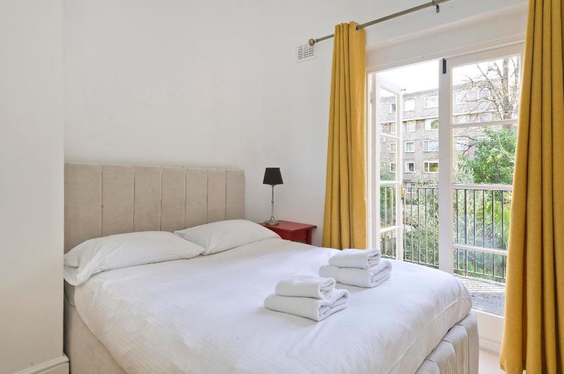 Bright one bedroom apartment with balcony in Maida Vale by UnderTheDoormat — отель с удобным расположением в Лондоне