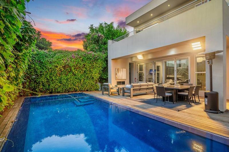 Beverly Grove Villa D — забронировать отель в Лос-Анджелесе