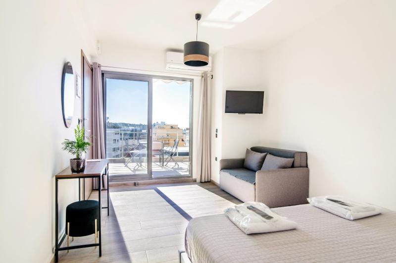 Dreamy Athens Loft with City View — отель с удобствами в Афины