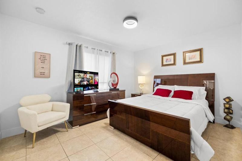 Beautiful Apartment in the Heart of Miami Apt 4 — забронировать отель в Майами