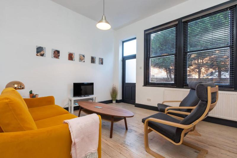 Цены на Serene and Spacious 1 Bedroom Garden Flat in Clapton в Лондоне