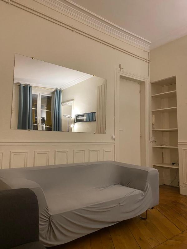 Цены на Spacious Apartment next to Place Vendome в Париже
