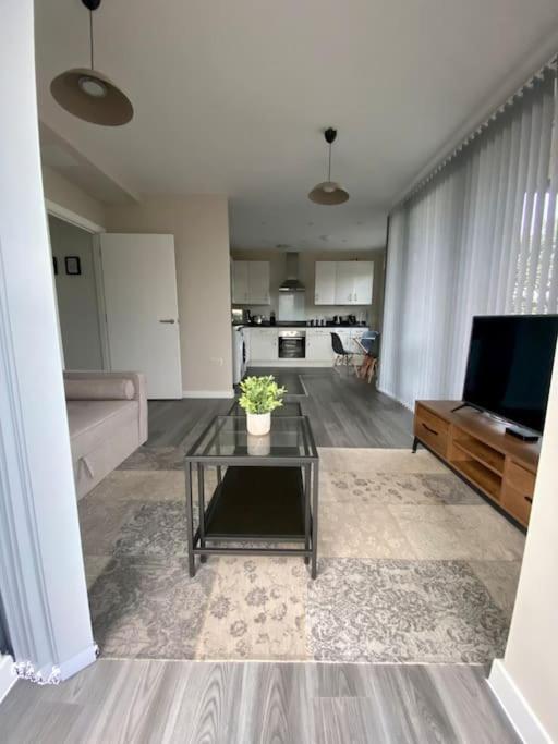 Цены на Modern 1-Bedroom Apartment close to City Airport в Лондоне