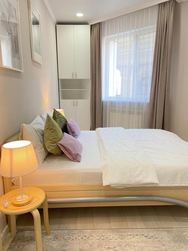 Modern Apartment in 10 min walk from Dostyk street — забронировать отель в Алматы