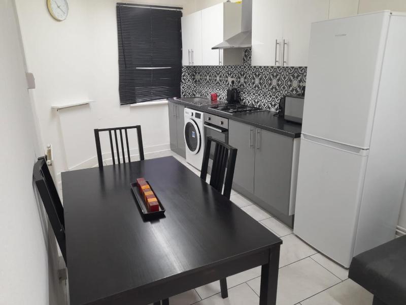 Two bedroom apartment close to central london — забронировать отель в Лондоне