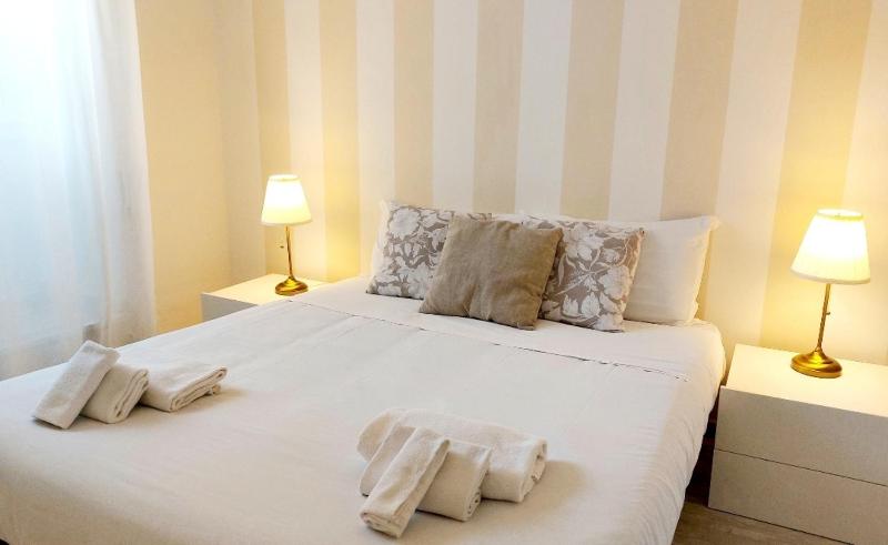 Цены на BBHOME Stylish gold apartment near Trastevere Station в Риме