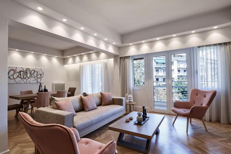 Urban Heights 3BD Apt, next to Hilton — отель в Афины, Греция