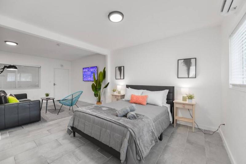 Fantastic studio near the beach — отель с удобным расположением в Майами