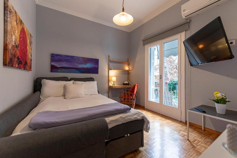 LIVANOS Charming Studio Steps from Metro — отель в Афины, Греция