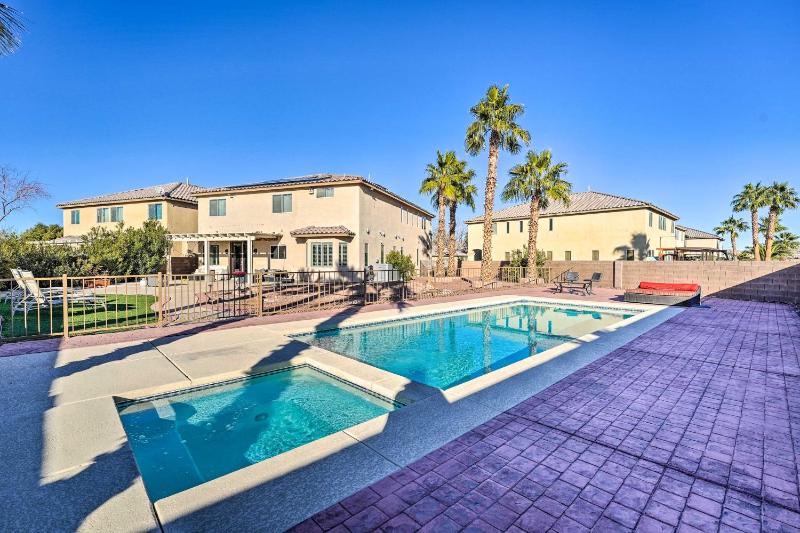 Цены на 9 Mi to Strip Las Vegas Home with Pool and Hot Tub! в Лас Вегасе
