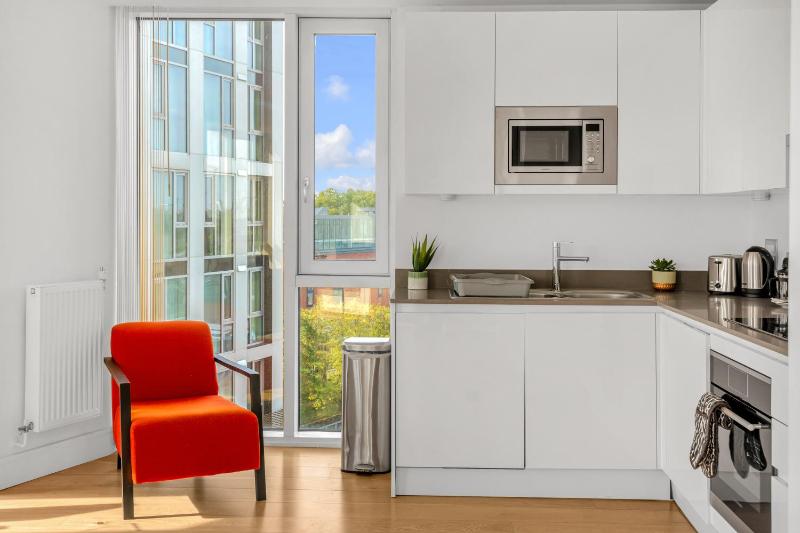 Two Bedroom Serviced Apartment in Stratford — забронировать отель в Лондоне