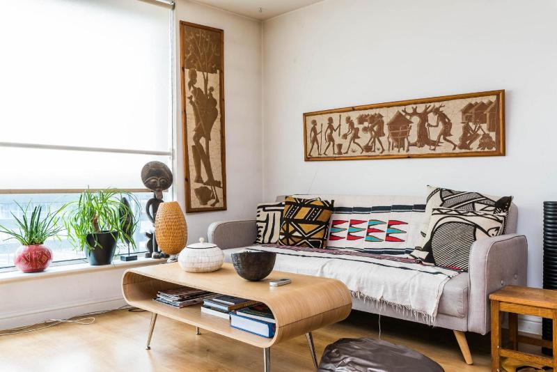 Delightful Moroccan Inspired Flat Hackney Sleeps 2 — отель с удобствами в Лондоне