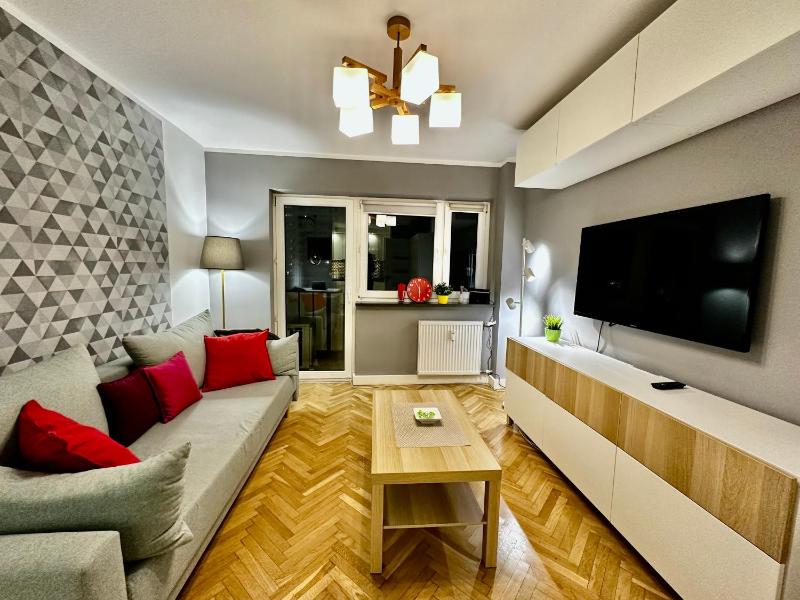 HOLIDAY 5 Air Condition WiFi 75'TV Netflix Disney HBO AppleTV — отель с удобным расположением в Варшаве