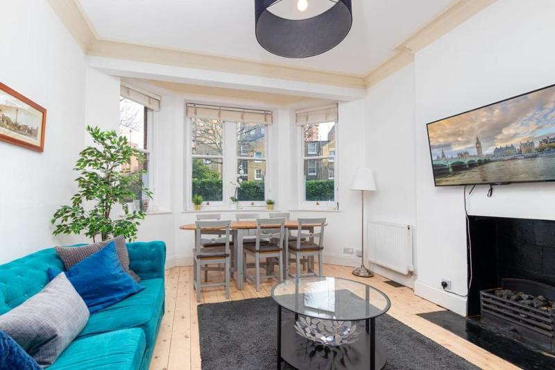 Chelsea Charm l Radiant 3BR Apartment Elegance — забронировать отель в Лондоне