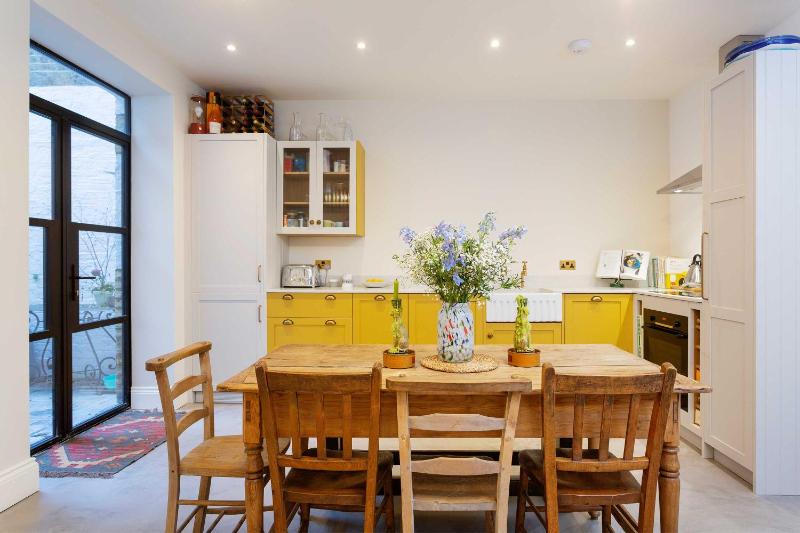 Veeve - Mellow Yellow by Holland Park — забронировать отель в Лондоне