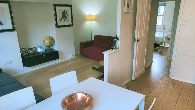 Pimlico SW1 - LOCATION LOCATION! Light and spacious one bedroom apartment in a stunning Victorian building. Great storage! — комфортный отель в Лондоне