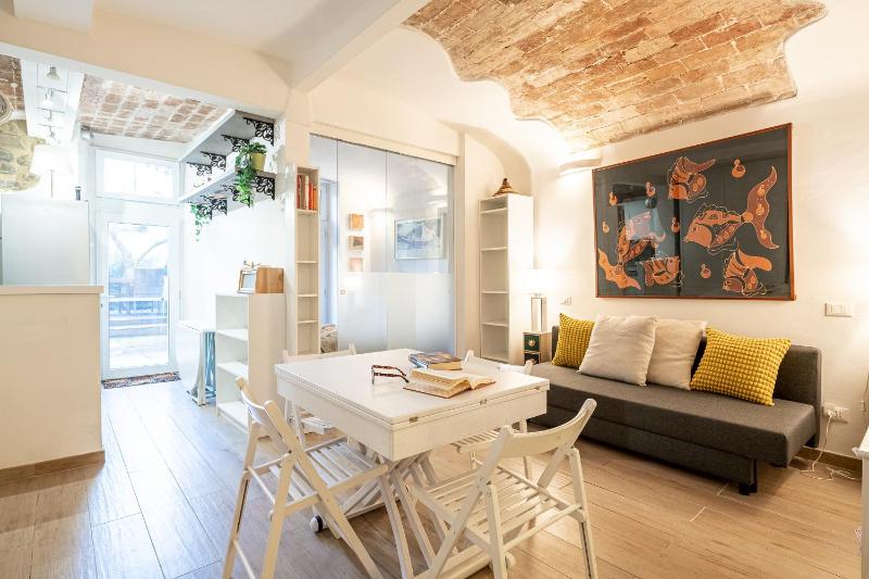 Oltrarno Bright Apartment con Patio Privato — отель в Флоренции, Италия