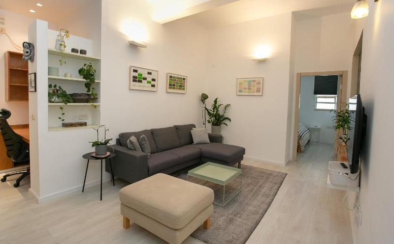 9 Sderot Chen - By Beach Apartments TLV — отель с удобствами в Тель-Авиве
