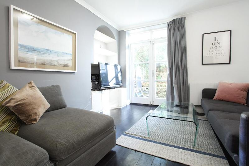 Walk to Notting Hill /Paddington 1 B/R with patio — отель с удобным расположением в Лондоне