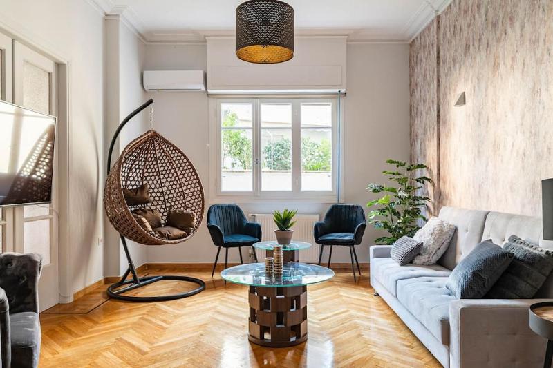 New Huge 5BDR/2bath Apt(+netflix)/1min toAcropolis — отзывы гостей и цены