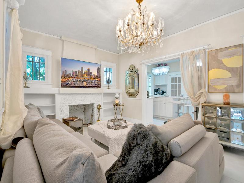 Historical architecture with modern flare villa in Brickell Miami — отель с удобствами в Майами