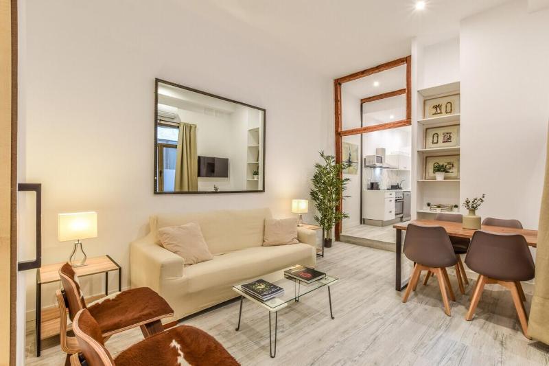 MyHouseSpain - Luxury flat next to Gran Via — отель с удобным расположением в Мадриде