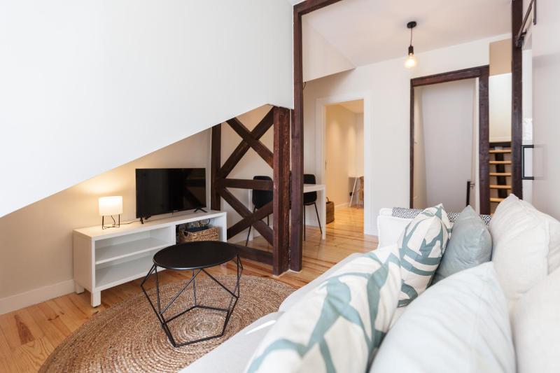 FLH Madragoa Wood Flat with Balcony — отель с удобным расположением в Лиссабоне