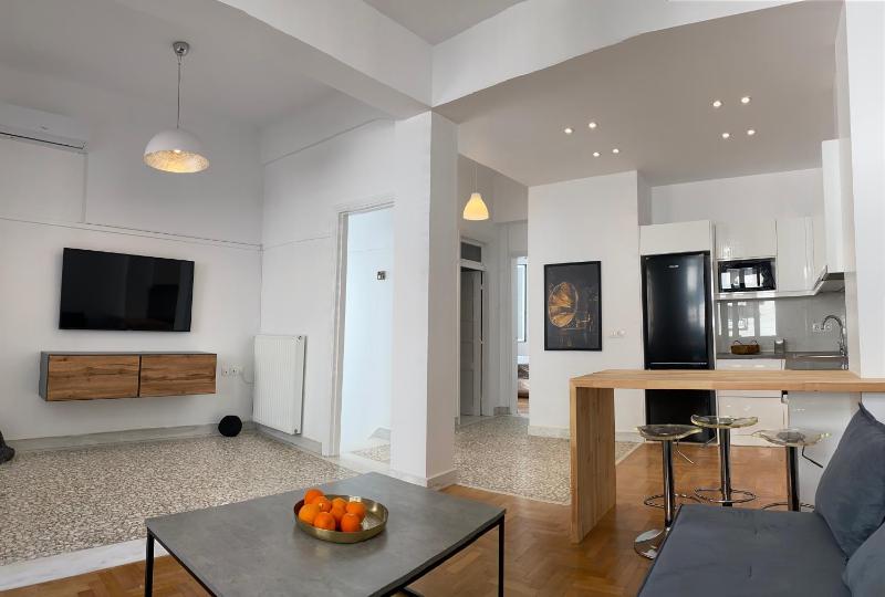 Modern 3BR Maisonette with garden 10 min from Acropolis — отель в Афины, Греция