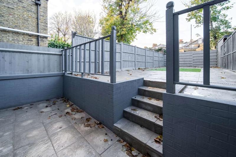 Spacious 3 Bedroom House With Garden BBQ - Metro Access - Amazing Location - Clapham North — отель с удобным расположением в Лондоне