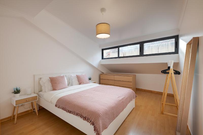 Central Gem IV- Apartment in Trendy Neighborhood With Working Space — отель в Лиссабоне, Португалия