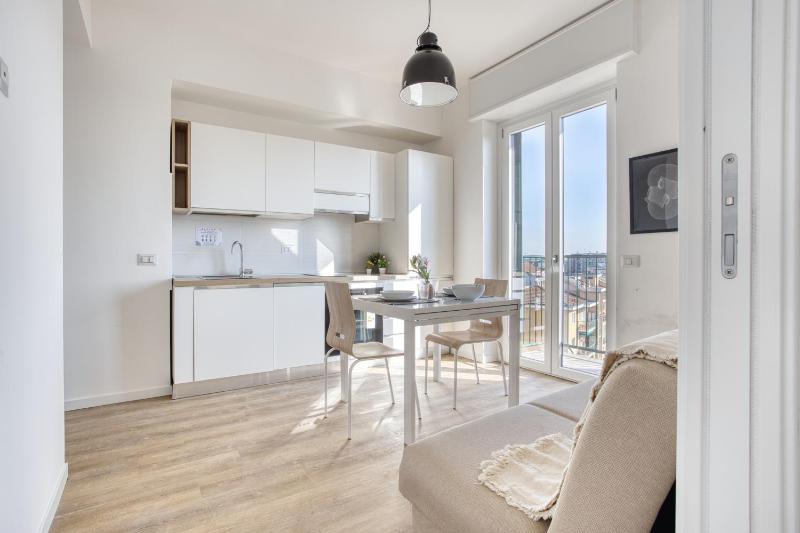 JOIVY Comfy flat with balcony — отель с удобствами в Милане