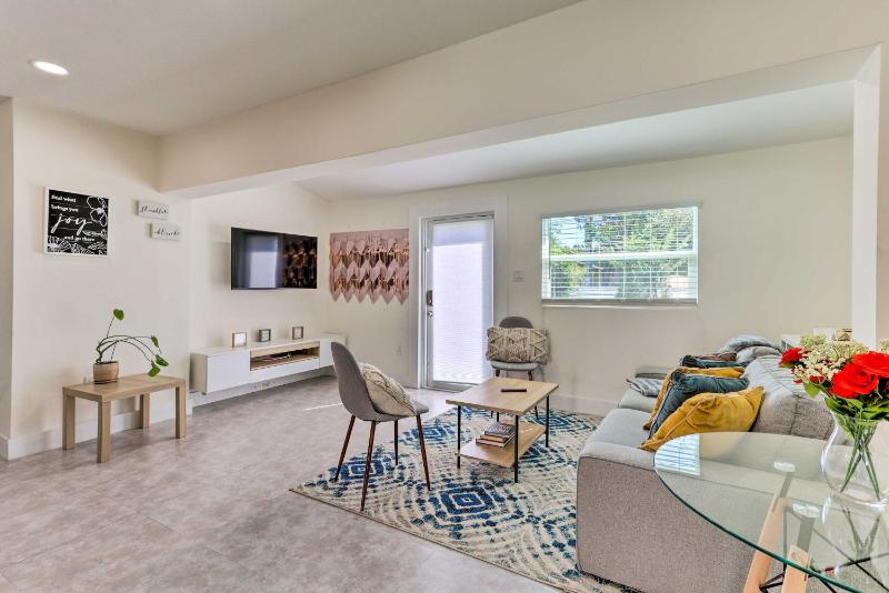 Bright Miami Vacation Rental with Large Yard! — забронировать отель в Майами