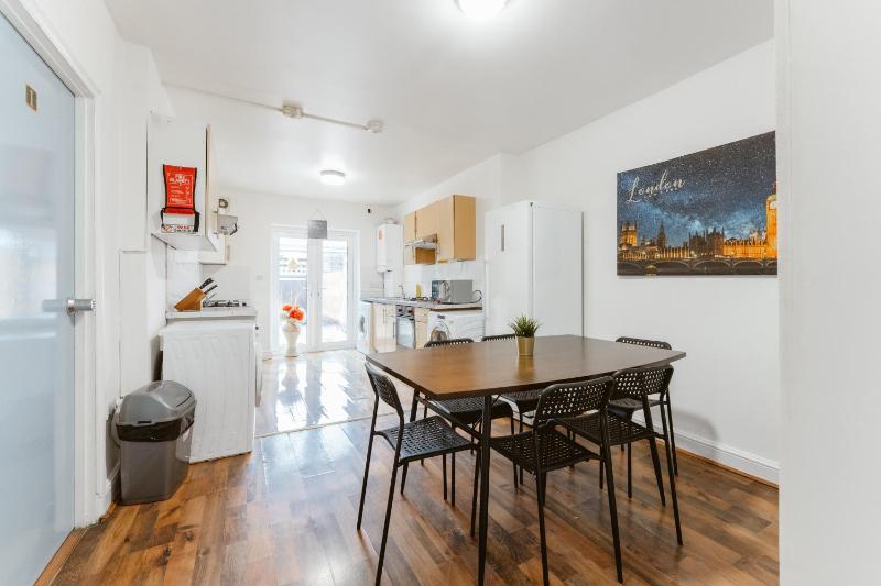 Upton Park Bedrooms 25 min to Central London — отель в Лондоне, Соединенное Королевство