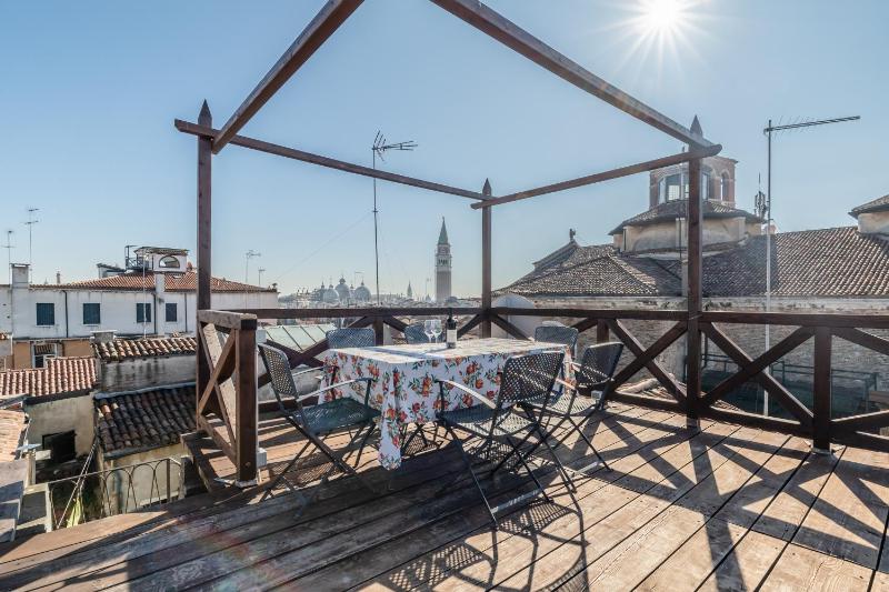 San Marco vista sui tetti veneziani Apartment — отель с удобным расположением в Венеции