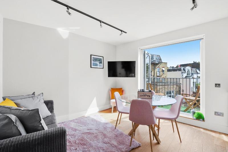 Charming 2 bed apartment Free WiFi close to Camden — отель с удобным расположением в Лондоне