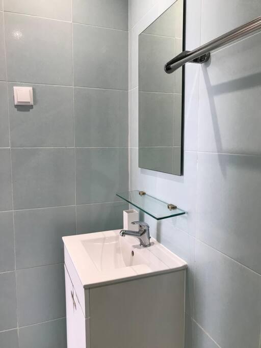 NEW Cosy & Charming Apartment in Campolide - 3A — забронировать отель в Лиссабоне