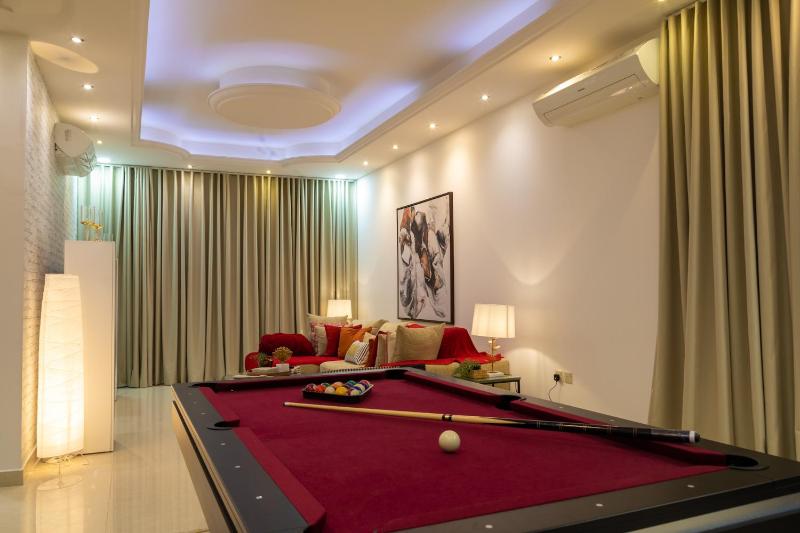 Villa Alyasmin 4 king Bedrooms, 7 Bathrooms, Two Living Rooms w/ TV HD 86 Inch LG & 85 Inch Samsung HD TV, Pool Game, Football Table, Full Kitchen with Dinning Room, Office Table, Jacuzzi — отель с удобствами в Рияде