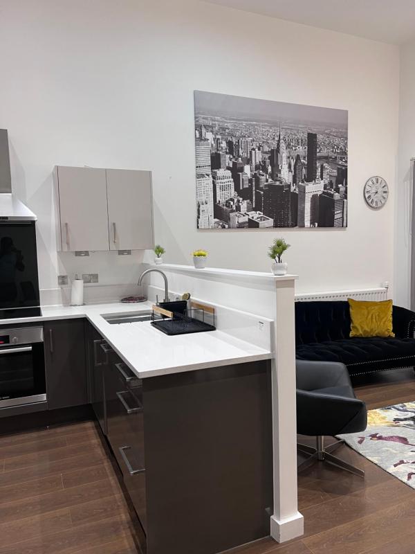 Luxury 2 Bed Townhouse in Royal Wharf — отель с удобствами в Лондоне