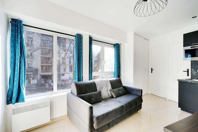 Цены на Magnifique 3 pieces Paris 18eme в Париже