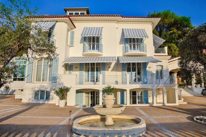 Luxury Villa at Mont Boron, swimming pool overviewing the bay — забронировать отель в Николь