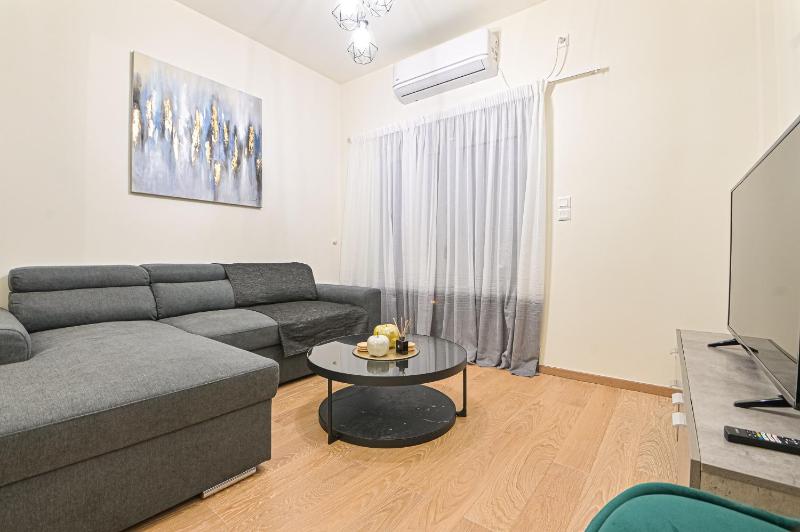 Areos Comfort Living Apartment - Alexandras Ave 72 — комфортный отель в Афины