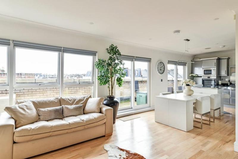 3 bedroom duplex, terrace, parking — комфортный отель в Лондоне